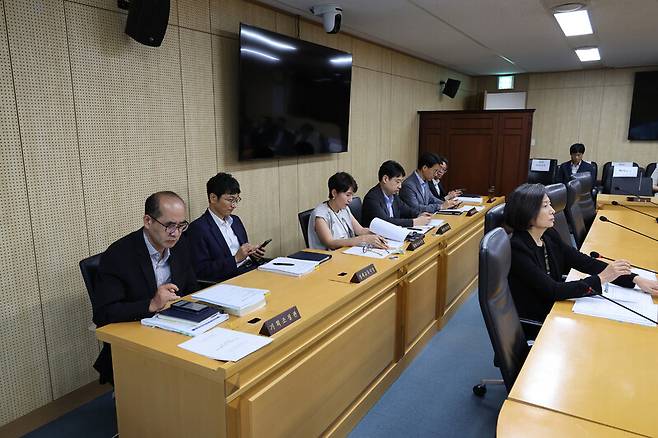 지난 8월21일 열린 인권위 상임위원회에서 이숙진 상임위원(오른쪽) 뒤로 국장들이 앉아있다. 정용일 선임기자 yongil@hani.co.kr