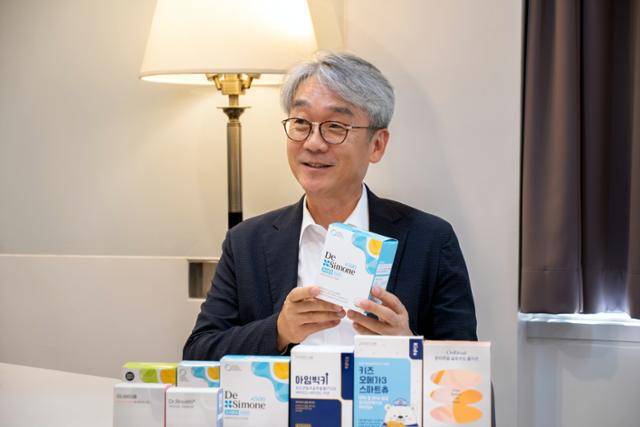 김석진 헥토헬스케어 대표가 유산균 제품 드시모네를 들고 있는 모습. 헥토헬스케어 제공