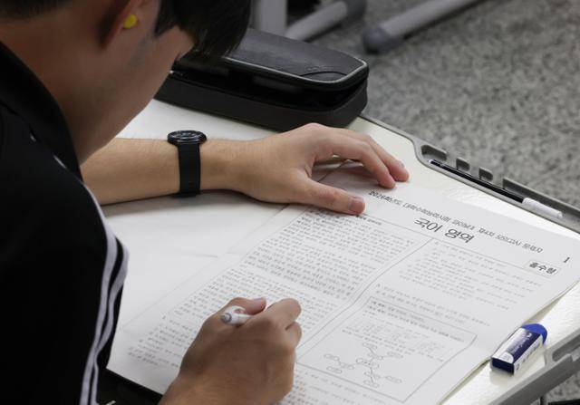 24일 경기 화성시 동탄고등학교에서 3학년 학생들이 수능 준비에 매진하고 있다. 뉴스1