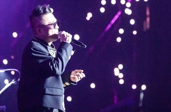 가수 김건모가 지난 27일 부산 KBS홀에서 전국투어 첫 콘서트를 열고 6년 만에 가요계에 복귀했다. 아이스타미디어컴퍼니