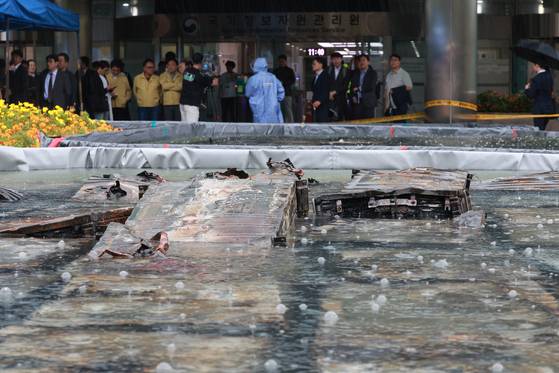 28일 대전 유성구 국가정보자원관리원 화재로 인해 불에 탄 리튬이온 배터리가 소화수조에 담겨 있다. 지난 26일 정부 전산시스템이 있는 국정자원에서 무정전·전원 장치(UPS)용 리튬이온배터리 화재가 발생해 정부 전산 서비스가 대규모로 마비된 바 있다. 연합뉴스