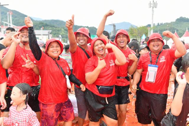 ▲ 사진은 2025 화천토마토축제의 참가자들이 축제를 즐기는 모습.