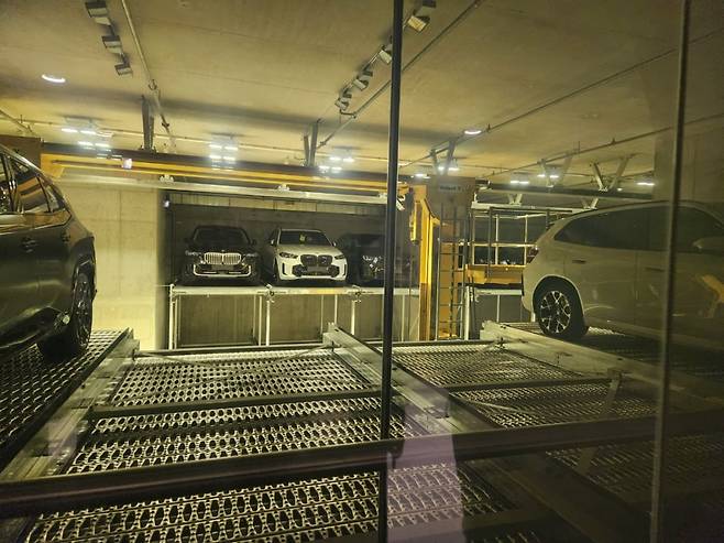 일명 '카 호텔'에서 차량 인도를 기다리는 BMW 차들. 진공 상태로 되어있어 화재 위험이 없다. 차량 출고는 기계가 담당한다. 사진=최수진 기자.