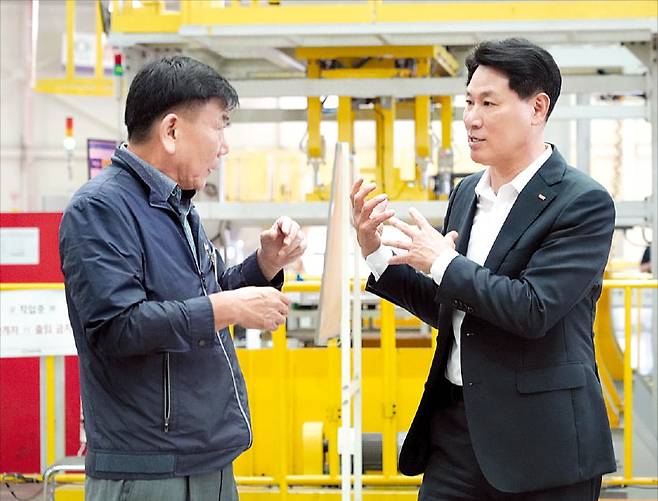 김태한 BNK경남은행장(오른쪽)이 지역 기업체를 찾아 현장 목소리를 듣고 있다. BNK경남은행 제공