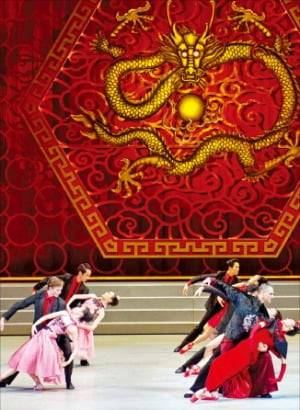 홍콩발레단의 ‘로미오+줄리엣’ 무도회 장면. 홍콩발레단 제공