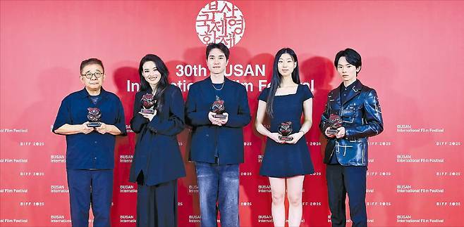 부산국제영화제는 30주년을 맞아 경쟁부문상인 ‘부산어워즈’를 신설했다. 왼쪽부터 대상을 받은 장률 감독, 감독상을 수상한 서기 감독, 심사위원 특별상을 받은 한창록 감독, 배우상을 수상한 이지원과 하야시 유타. BIFF조직위원회 제공