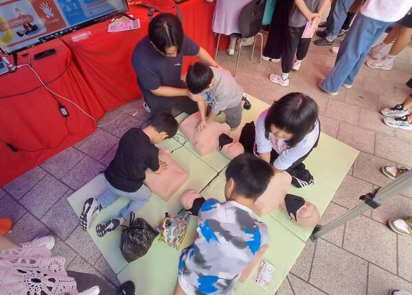 지난 27일 안산 다문화마을특구 내 다문화어울림어린이공원에서 열린 경기도교육청 학생건강증진센터 주관 ‘찾아가는 성교육 건강증진 체험 프로그램’ 현장을 찾은 학생들이 심폐 소생술을 배우고 있다. 이선호기자