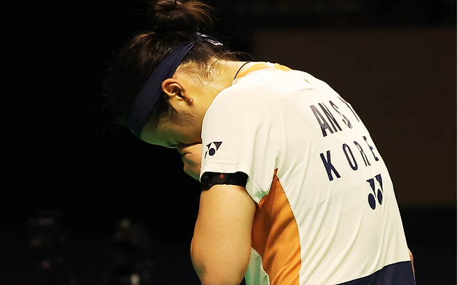 안세영이 28일 경기도 수원체육관에서 열린 세계배드민턴연맹(BWF) 월드투어 슈퍼 500 코리아오픈 여자단식 결승에서 일본 야마구치 아카네에 실점한 후 아쉬워하고 있다. 사진=연합뉴스 제공