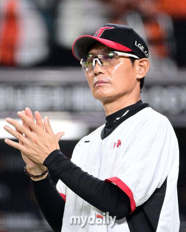 2025년 9월 27일 오후 대전 한화생명 볼파크에서 열린 '2025 신한 SOL뱅크 KBO 리그' LG 트윈스와 한화 이글스의 경기. LG 염경엽 감독이 9-2로 승리한 뒤 기뻐하고 있다./대전 = 유진형 기자