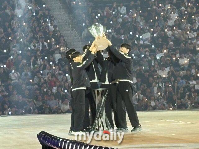 28일 인천 인스파이어 아레나에서 열린 2025 LCK 결승전에서 젠지 선수단이 우승 트로피를 들어 올리고 있다. /박성규 기자