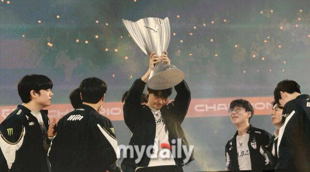 28일 인천 인스파이어 아레나에서 열린 2025 LCK 결승전에서 젠지 선수단이 우승 트로피를 들어 올리고 있다. /박성규 기자