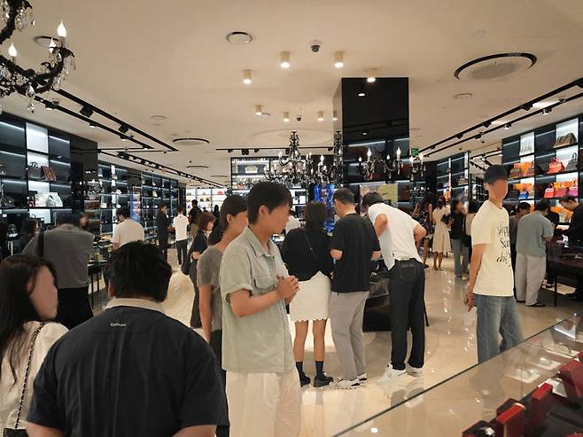 올해 추석 황금연휴를 앞두고 캉카스백화점 매장이 고객들로 북적이고 있다. *재판매 및 DB 금지