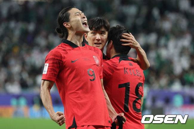 AL RAYYAN, QATAR - JANUARY 30: Cho Gue-Sung of South Korea celebrates scoring their first goal during the AFC Asian Cup Round of 16 match between Saudi Arabia and South Korea at Education City Stadium on January 30, 2024 in Al Rayyan, Qatar. (Photo by Lintao Zhang/Getty Images)