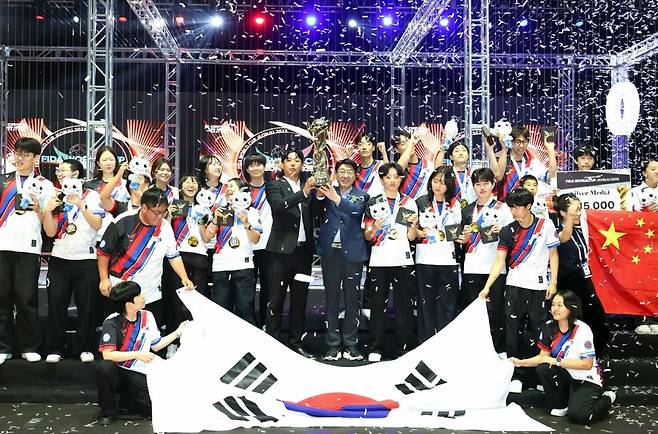 전북 전주에서 열린 '2025 전주드론축구월드컵(FIDA World Cup Jeonju 2025)’에서 대회 초대 챔피언에 등극한 대한민국 선수들이 우범기 전주시장과 함께 대회 우승컵을 들어 올리며 기쁨을 만끽하고 있다. 전주시 제공