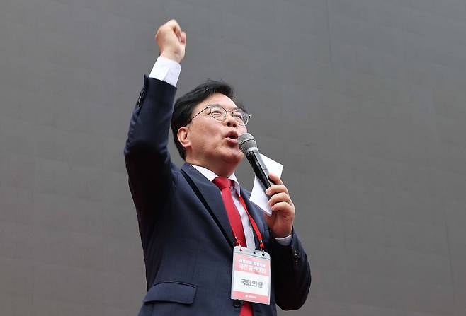 국민의힘 송언석 원내대표가 28일 서울 시청역 7, 8번 출구 앞 대로에서 열린 '사법파괴 입법독재 국민 규탄대회'에서 규탄사를 하고 있다.