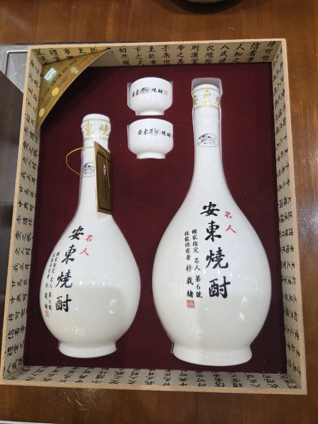 선물용으로 판매되고 있는 전통주 ‘안동소주’. 하노이=배상윤 기자.