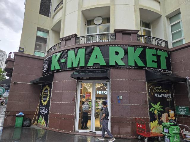 베트남 내 최대 한국음식 수입매장인 케이마켓. 케이마켓에서 전통주가 판매되고 있다. 하노이=배상윤 기자.