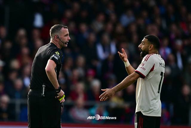 주심 판정에 어필하는 모하메드 살라(오른쪽). /AFPBBNews=뉴스1