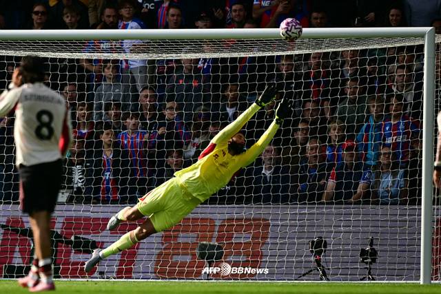 리버풀 골키퍼 알리송 베커(오른쪽). /AFPBBNews=뉴스1