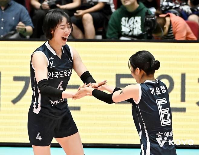 황연주(왼쪽)와 이윤정. /사진=KOVO 제공