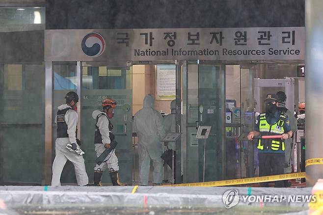 국정자원 화재 합동감식 (대전=연합뉴스) 신현우 기자 = 28일 대전 유성구 국가정보자원관리원 화재 현장에서 합동감식을 위해 소방, 경찰, 국립과학수사연구원 관계자들이 이동하고 있다.
지난 26일 정부 전산시스템이 있는 국정자원에서 무정전·전원 장치(UPS)용 리튬이온배터리 화재가 발생해 정부 전산 서비스가 대규모로 마비된 바 있다. 2025.9.28 nowwego@yna.co.kr