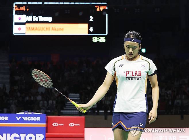 아쉬워하는 안세영 (수원=연합뉴스) 홍기원 기자 = 안세영이 28일 경기도 수원체육관에서 열린 세계배드민턴연맹(BWF) 월드투어 슈퍼 500 코리아오픈 여자단식 결승에서 일본 야마구치 아카네에 실점한 후 아쉬워하고 있다. 2025.9.28 xanadu@yna.co.kr
