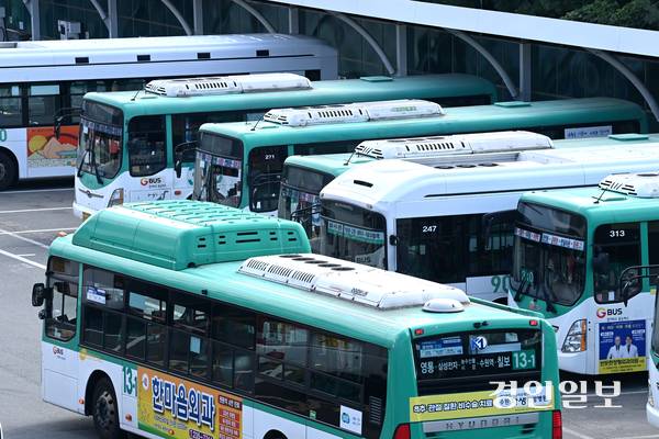 경기도내 한 한 버스 차고지에 버스가 정차해 있다. /경인일보DB