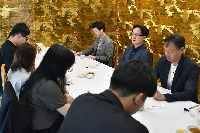 29일 강성천경기연구원장이 인터뷰를 통해 내년도 연구원 운영 방침에 대해 설명하고 있다. 사진=경기연구원