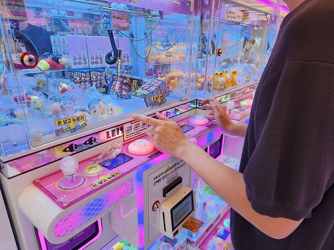 29일 충북 청주시 상당구 성안길의 한 뽑기방에서 시민이 인형을 뽑고 있다. 카드를 이용해 1회에 1000원~1만원까지 결제가 가능했고 10분 만에 3만원을 썼다. 사진=송휘헌 기자 hhsong@cctoday.co.kr