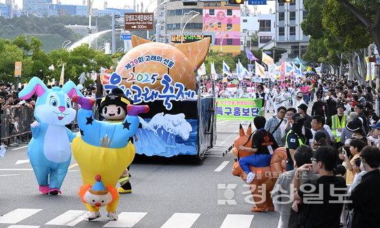 ▲ 제29회 울산고래축제가 남구 장생포 고래문화특구에서 열린 가운데 지난 27일 축제의 하이라이트인 '고래퍼레이드'가 장생포 거리에서 화려하게 펼쳐지고 있다. 김경우기자 woo@ksilbo.co.kr