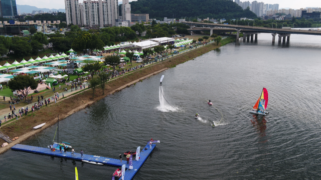 금호강변에 위치한 행사장에는 '강멍'을 즐기는 관광객들, 수상레포츠를 직접 체험해보는 관광객 등 다양한 인파로 넘쳤다. 대구 북구청 제공