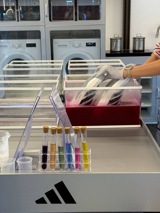 신발을 염색 중인 모습/사진=김다이 기자 @neverdie