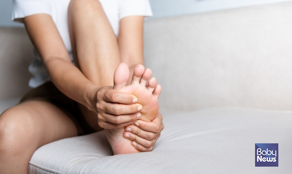 반복적인 발 안쪽 통증의 원인 '부주상골 증후군'. ⓒ베이비뉴스