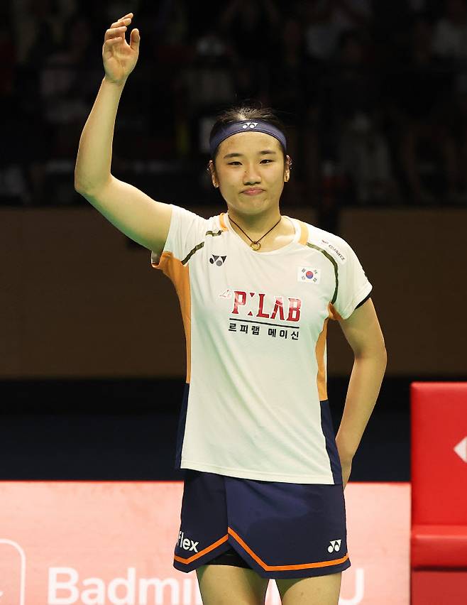안세영이 28일 경기도 수원체육관에서 열린 세계배드민턴연맹(BWF) 월드투어 슈퍼 500 코리아오픈 여자단식 결승에서 일본 야마구치 아카네에 패하며 준우승을 차지한 후 팬들에게 인사하고 있다. 사진=연합뉴스