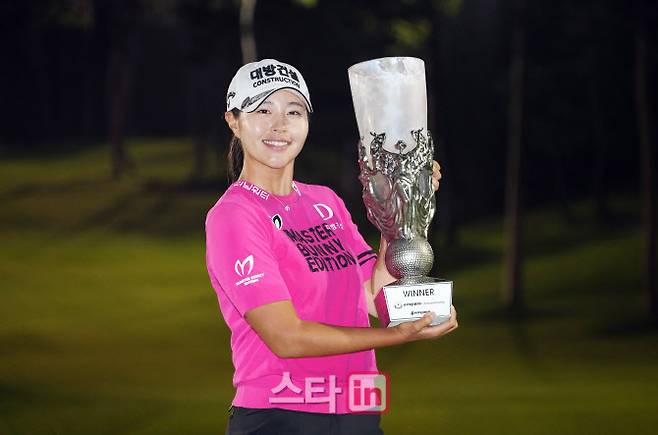 성유진이 4차 연장 끝에 우승을 확정한 뒤 환하게 웃으며 트로피를 들어 올리고 있다. (사진=이데일리 골프in 조원범 기자)