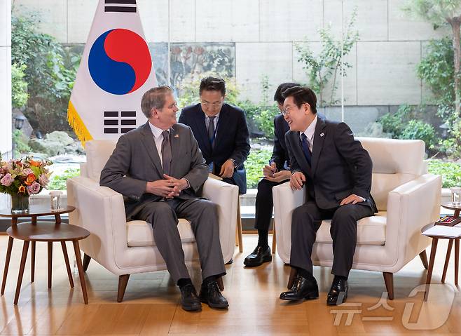 이재명 대통령이 24일(현지시간) 미국 뉴욕 주유엔 대한민국 대표부에서 스콧 베센트 재무장관과 면담을 하고 있다. (대통령실 제공. 재판매 및 DB 금지) 2025.9.28/뉴스1 ⓒ News1 이재명 기자