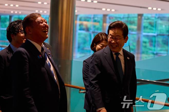이재명 대통령과 이시바 시게루 일본 총리가 지난달 23일 일본 도쿄 총리 관저에서 회담을 갖기 위해 발걸음을 옮기고 있다. (이재명 대통령 SNS. 재판매 및 DB금지) 2025.8.25/뉴스1 ⓒ News1 이재명 기자