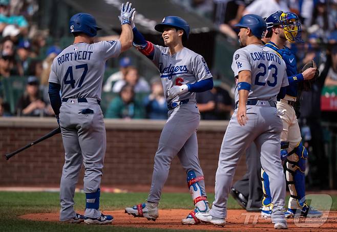 LA 다저스 김혜성(가운데)이 29일(한국시간) 열린 2025 메이저리그 시애틀 매리너스전에서 2회초 선제 투런포를 터뜨렸다. ⓒ AFP=뉴스1