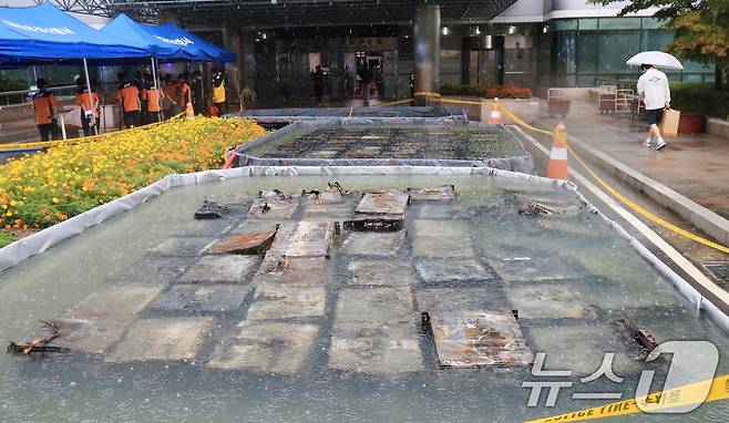 28일 오전 대전 유성구 국가정보자원관리원 화재 현장에 소실된 리튬이온배터리가 소화 수조에 담겨 있다. 2025.9.28/뉴스1 ⓒ News1 김진환 기자