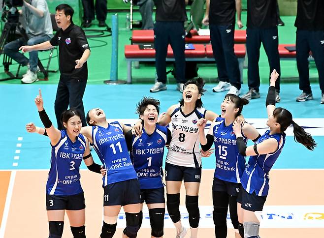 기뻐하는 기업은행 선수들. 제공 | 한국배구연맹