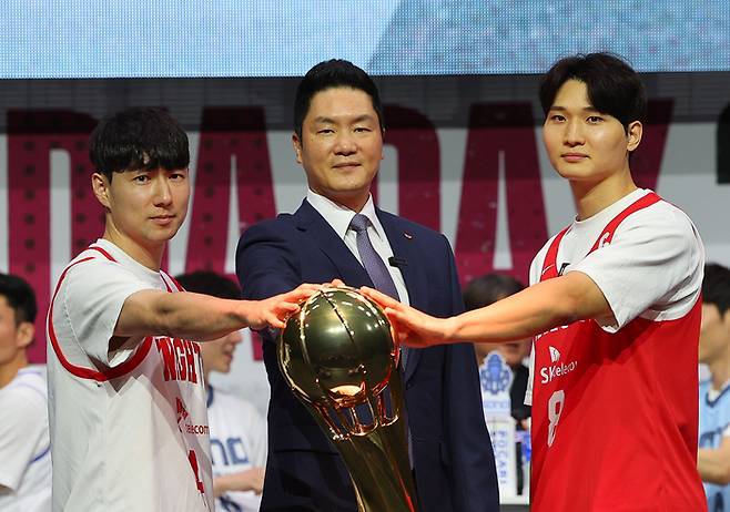 29일 서울 용산구 블루스퀘어에서 열린 ‘2025-2026시즌 프로농구 개막 미디어데이 & 팬페스트’ 행사에서 SK 전희철 감독, 안영준, 김낙현이 포즈를 취하고 있다. 사진 | 연합뉴스