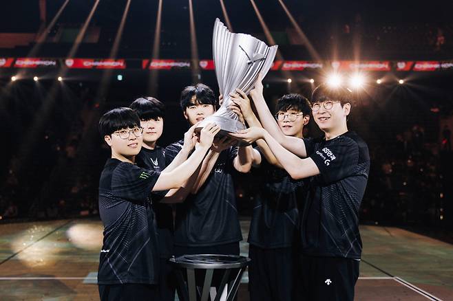 젠지가 28일 열린 ‘2025 LCK’ 결승에서 한화생명을 꺾고 2년 만에 왕좌를 탈환했다. 사진 | LCK