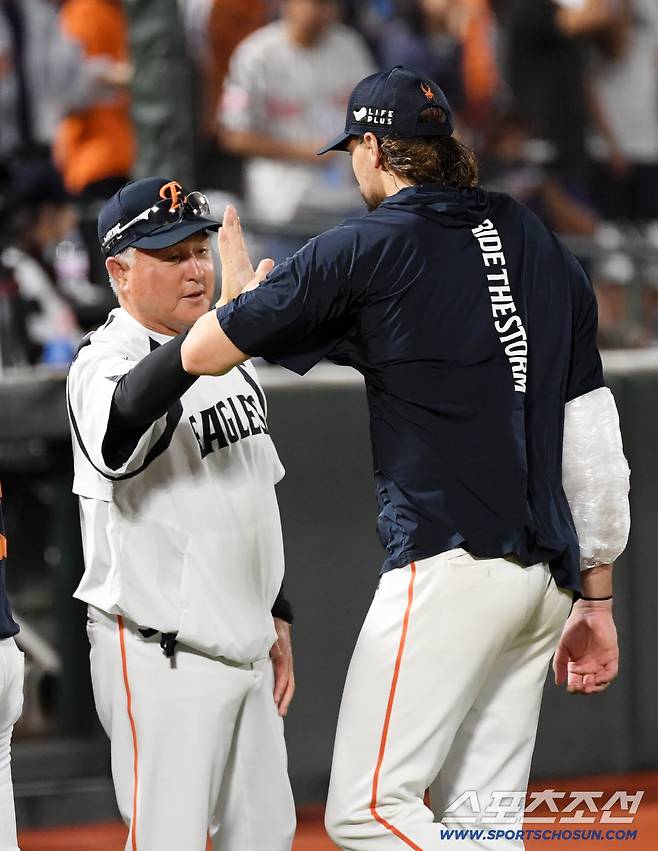 9일 부산 사직구장에서 열린 롯데 자이언츠와 한화 이글스의 경기. 승리한 한화 김경문 감독과 와이스가 기뻐하고 있다. 부산=박재만 기자 pjm@sportschosun.com/2025.09.09/