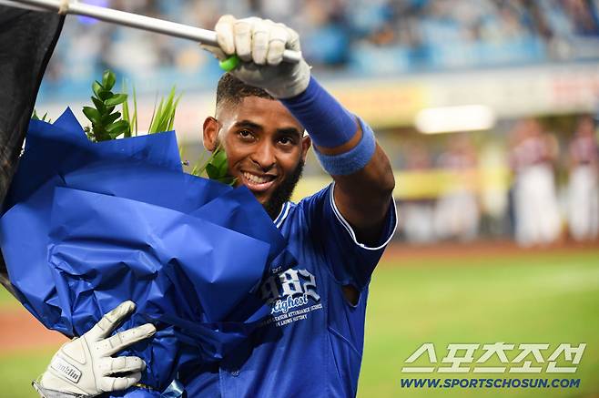 25일 대구 라이온즈파크에서 열린 삼성 라이온즈와 키움 히어로즈 경기. 8회말 2사 1,3루 삼성 디아즈가 스리런포를 날린 뒤 환호하고 있다. 2015시즌 삼성 나바로가 가지고 있던 외국인 타자 단일 시즌 최다 홈런(48홈런) 기록을 디아즈(49홈런)가 다시 세웠다. 대구=박재만 기자 pjm@sportschosun.com/2025.09.25/