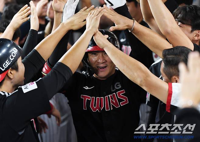 29일 대전 한화생명볼파크에서 열린 LG-한화전. 5회초 1사 오지환이 솔로포를 친 후 환영받고 있다. 대전=정재근 기자 cjg@sportschosun.com/2025.9.29/