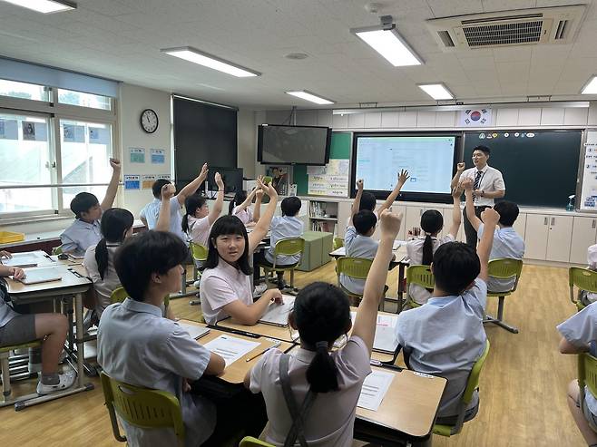 담임 교사의 질문에 학생들이 적극적으로 손을 들고 발표 의지를 보이고 있다. 가족에 대해 말을 안 하거나 머뭇거리는 학생이 없다. 대구교육청 제공