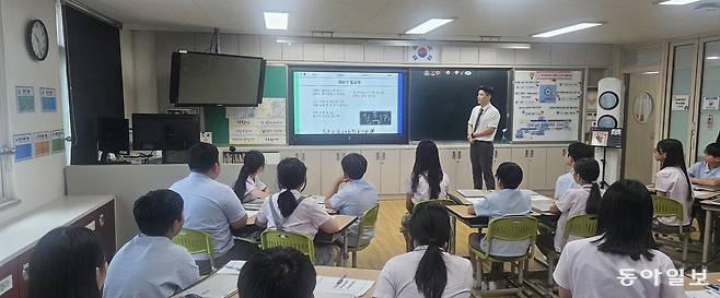 정선우 담임교사가 가족간 대화의 중요성을 알려주는 시 ‘대화가 필요해’를 읽어주고 있다. 아빠는 TV만 보고, 엄마는 휴대폰만 보고, 나는 게임 속 세상에 빠져 서로 눈길 한 번 주지 않는다는 내용이다. 대구=유재영 기자 elegant@donga.com