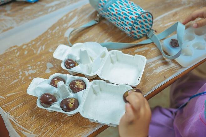 공주 소랭이마을에서 아이들이 밤을 이용한 체험활동을 하고 있다. 웰촌 제공