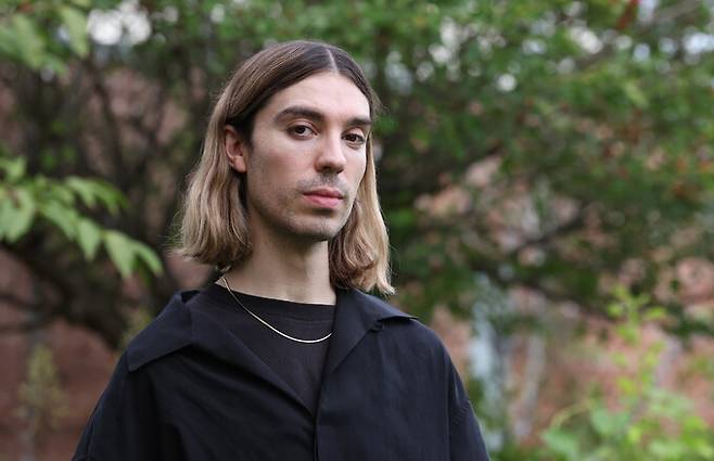 영국 출신 비건운동가 에드 윈터스가 지난 22일 오후 서울 마포구 한겨레 사옥에서 인터뷰를 하기 전 포즈를 취하고 있다. 백소아 기자 thanks@hani.co.kr