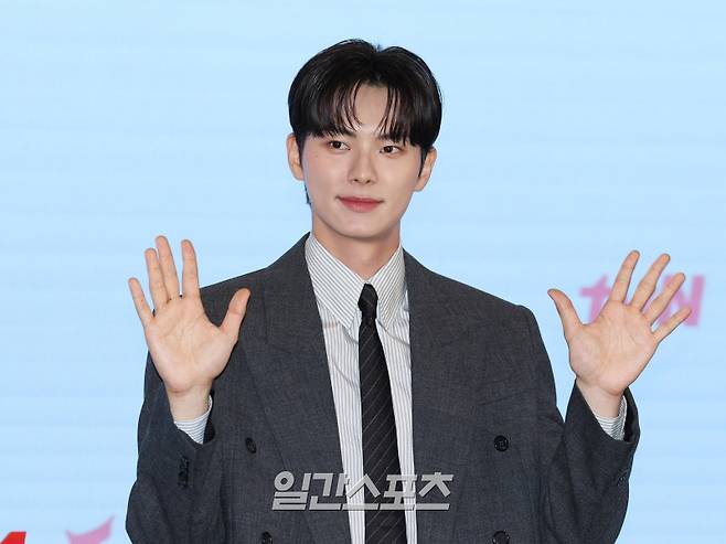 배우 이채민이 19일 오후 서울 구로구 더세인트에서 열린 tvN 토일드라마 '폭군의 셰프' 제작발표회에 참석해 포토타임을 갖고 있다. '폭군의 셰프'는 최고의 순간 과거로 타임슬립한 셰프가 최악의 폭군이자 절대 미각 소유자인 왕을 만나며 벌어지는 서바이벌 판타지 로코. 오는 23일 밤 9시 10분 첫 방송. 서병수 기자 qudtn@edaily.co.kr /2025.08.19/
